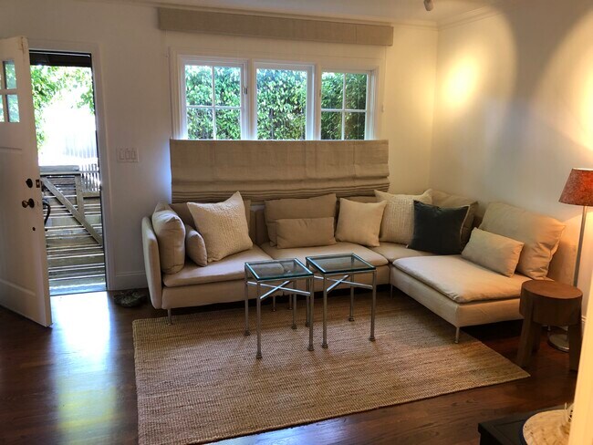 sitting-tv area - 916 Electric Ave