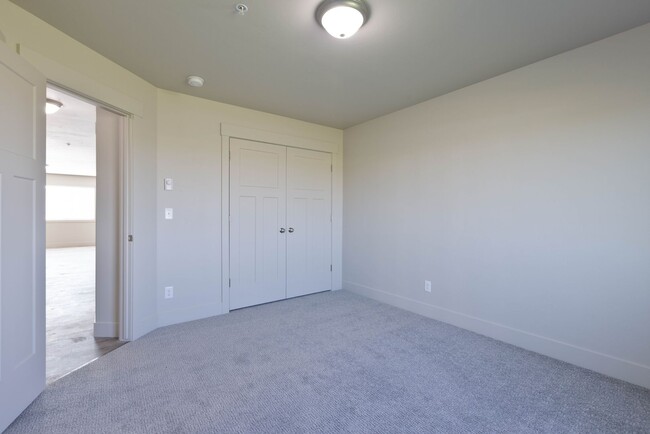 Building Photo - 5961 N Silver Fox Rd