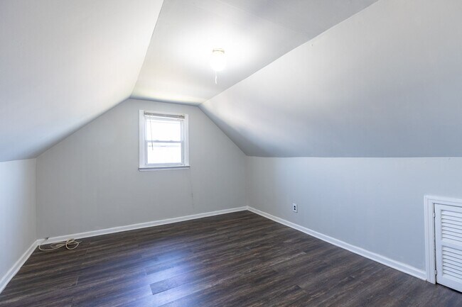 Building Photo - 4 bedrooms 1 bath