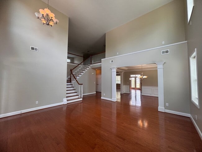 Building Photo - Stunning 5 Bedroom 4 Bath Home with 3 Car ...