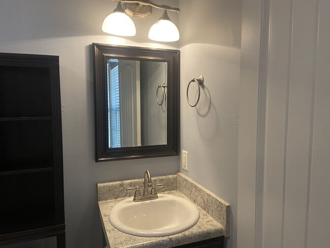 Building Photo - Sweet 3 bed 2 bath.  No Backyard Neighbors.