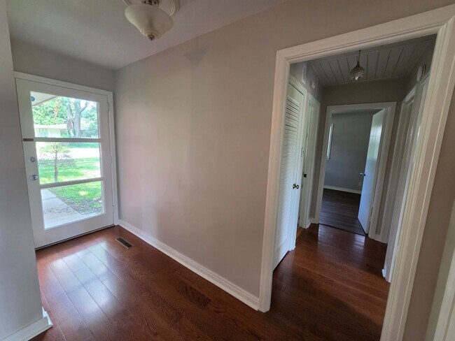 Building Photo - Lovely 3 bedroom 1 bath with spacious kitchen and tons of natural light!