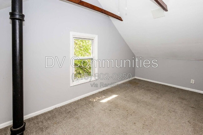 Building Photo - 915 Clarence Rd