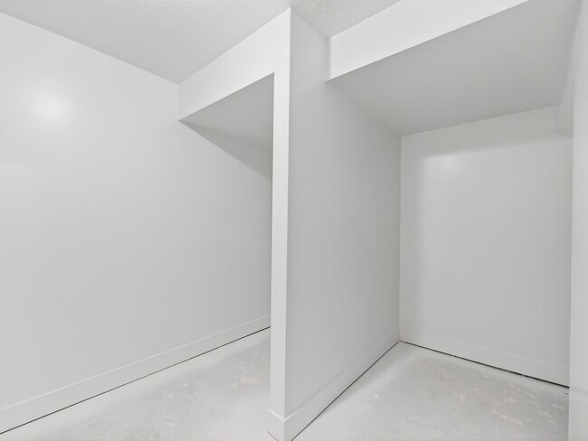 Building Photo - 3 Bed / 3.5 Bath Townhome in Mapleton – Modern, Spacious & Well-Located