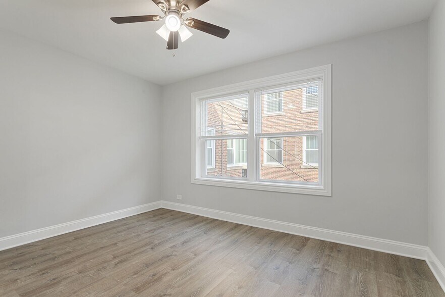 Building Photo - 7639 N Eastlake Ter