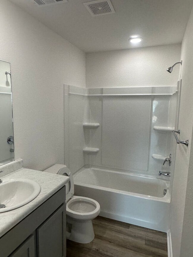 Building Photo - *Pre-leasing* NEWER Three Bedroom | Two Ba...