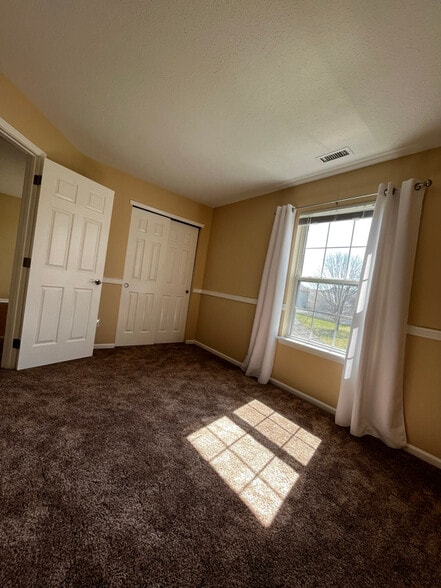 Building Photo - 9240 Crossing Dr