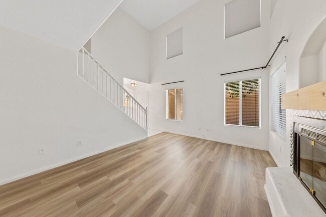 Building Photo - HENDERSON BEAUTIFUL 2-STORY TOWNHOME WITH ...