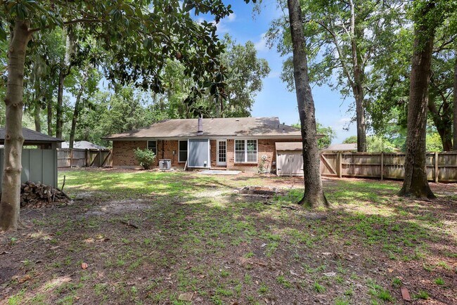 Building Photo - Adorable 3/2 on large corner lot