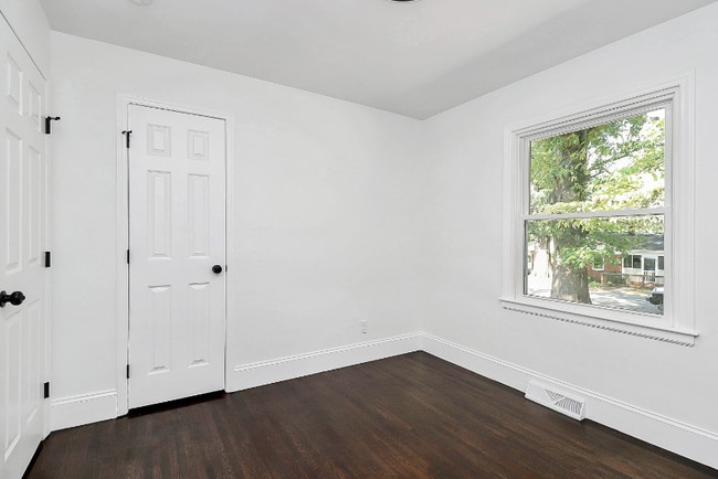 Building Photo - 2038 Sandhurst Dr