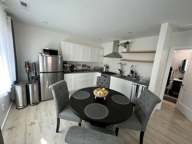 Building Photo - 400 Calle Del Monte