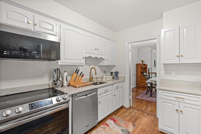 Building Photo - 4422 Westover Pl NW