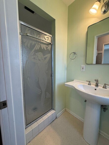 Primary bathroom - 8552 Woodley Ave