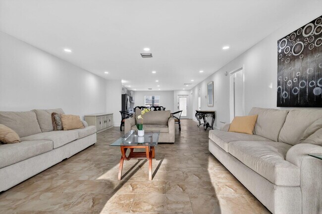 Building Photo - 5093 Privet Pl