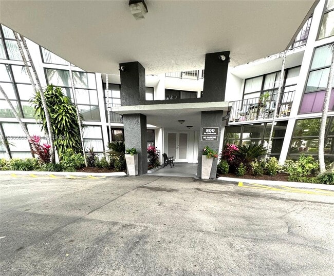 Building Photo - 800 Parkview Dr