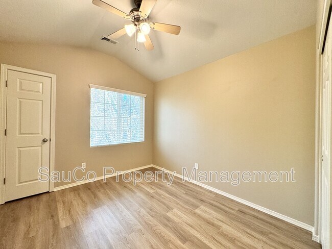 Building Photo - 4572 SE Olivewood St