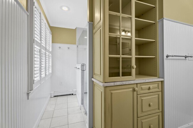 Building Photo - Updated Colonial Home in Westgage Neighbor...