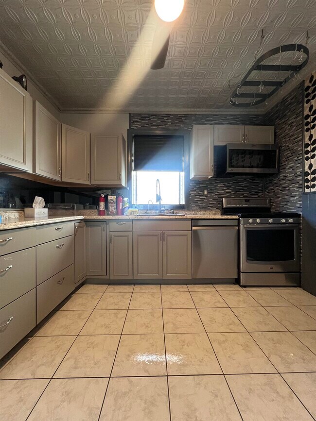 Building Photo - 94 W 46th St