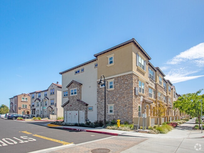 Building Photo - Granite Ridge Apartments