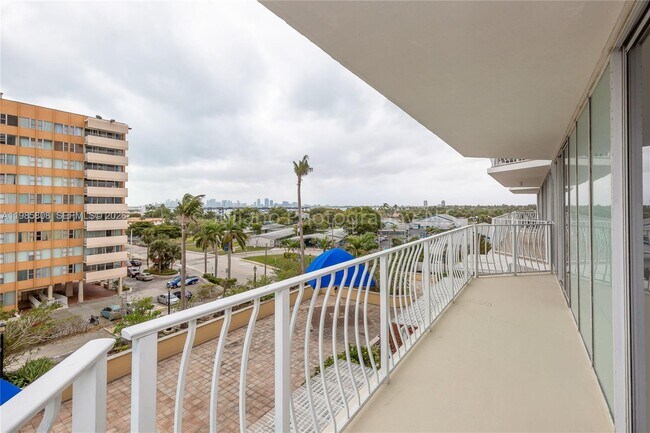 Building Photo - 7601 E Treasure Dr