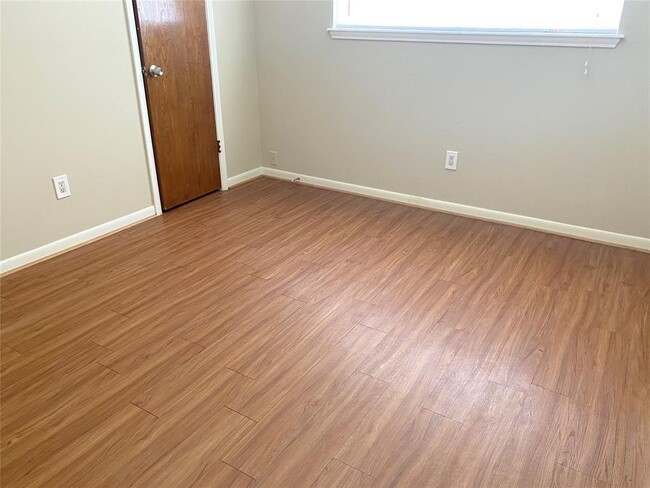 Building Photo - 323 Maybrook Dr
