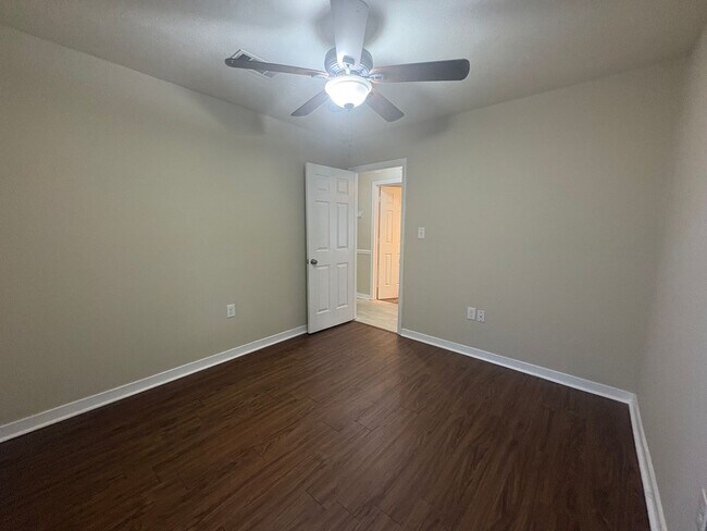 Building Photo - 2012 Red Oak Dr