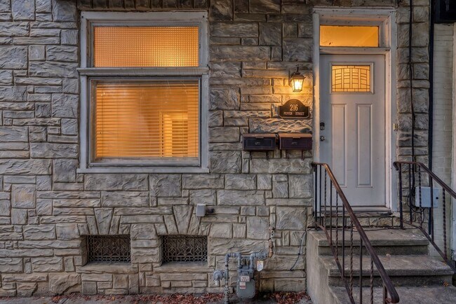 Building Photo - 216 Peffer St