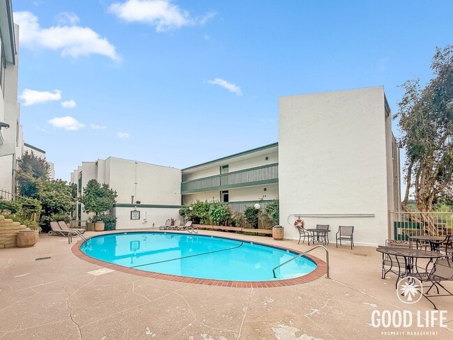 Building Photo - Charming 1B/1BA Condo in Bay Ho w/ Walk-In Closet, Ceiling Fans & New Flooring!