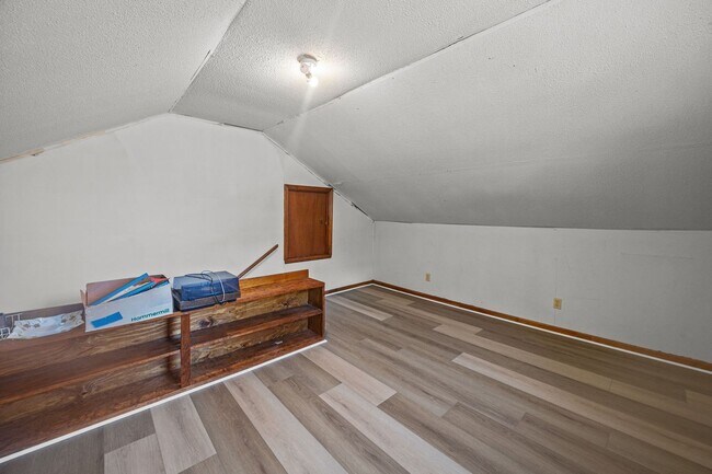Building Photo - Charming Rental in Central Location