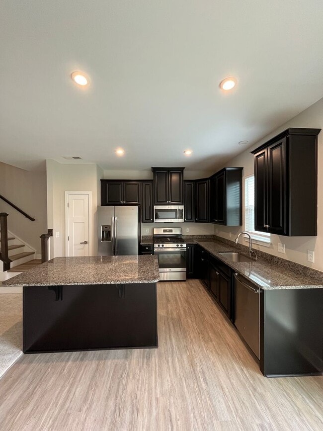 Building Photo - 3 Bed 2 Bath Townhome Located in Simpsonville