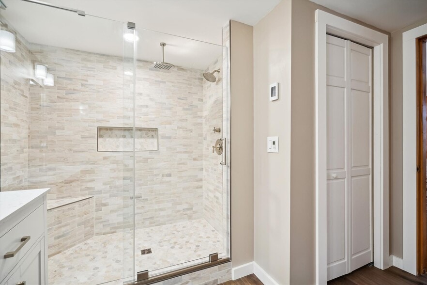 Building Photo - 768 E Mountain Rd