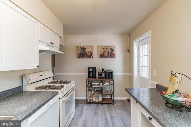 Building Photo - Spacious 3-Bedroom Home with Deck and Bonu...