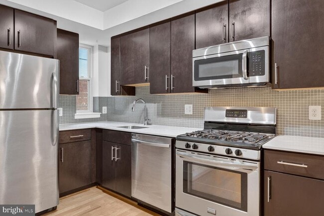 Building Photo - 809 Otis Pl NW