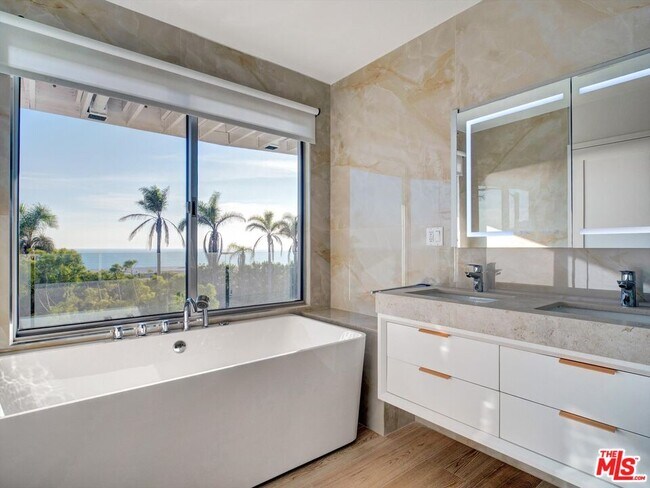 Building Photo - 18109 Coastline Dr