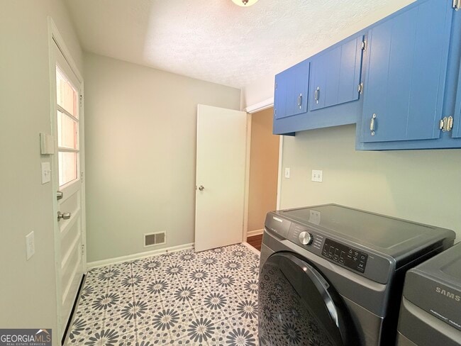 Building Photo - 1140 Azalea Cir NE