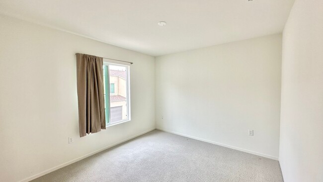 Building Photo - Beautiful, Newer Construction Home in Desi...