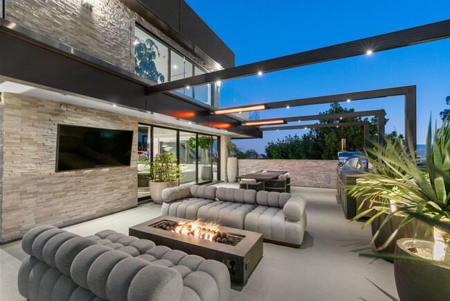 Building Photo - Prestigious Hollywood Hills Home for Rent