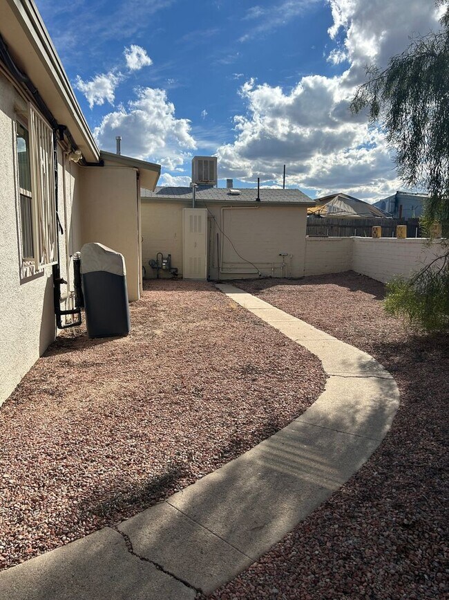 Building Photo - Beautiful 2 Bedroom 1 Bath / Washer & Dryer Included / Large Yard!