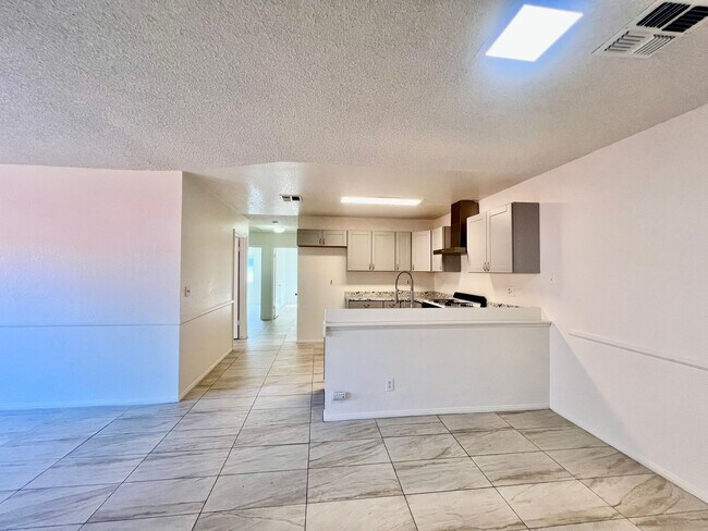 Building Photo - AVAILBLE NOW !!  3-bedroom 2 bath Duplex i...