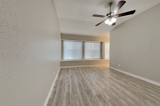 Building Photo - 10207 Horseshoe Bend Dr