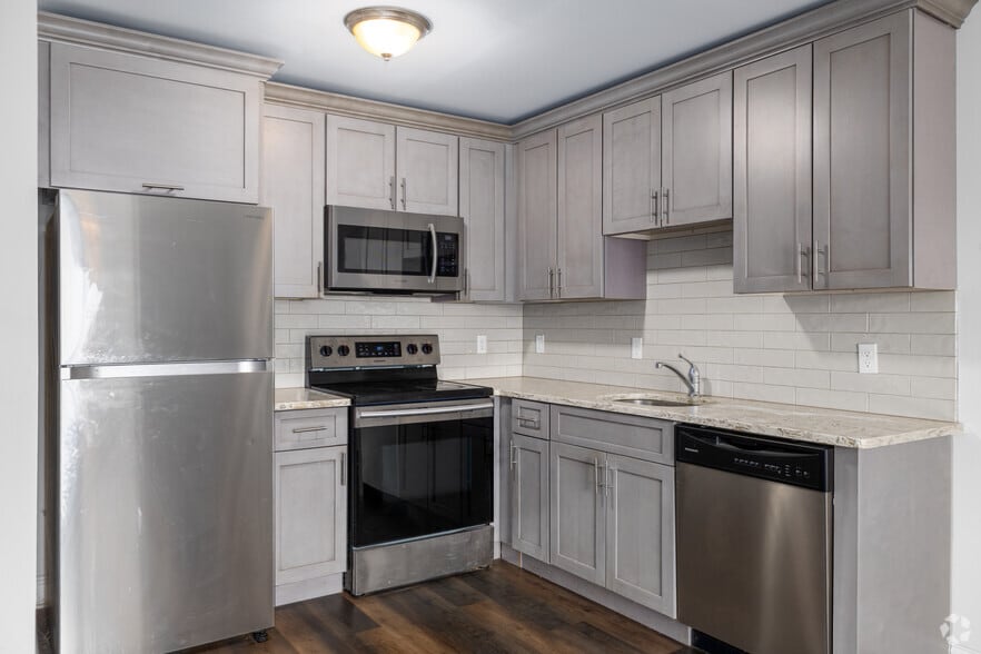 2BR, 1BA - 980SF - Kitchen - Washington Ave Apartments