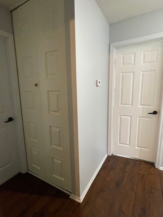 Building Photo - 479 James Ct