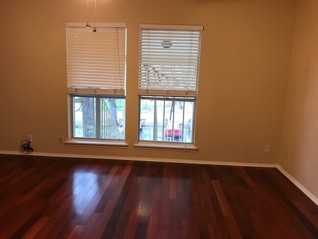 Building Photo - PRE-LEASE - HUGE HYDE PARK 1 BEDROOM - REAL WOOD FLOORS - $1375 - AVAIL AUG 10 2026