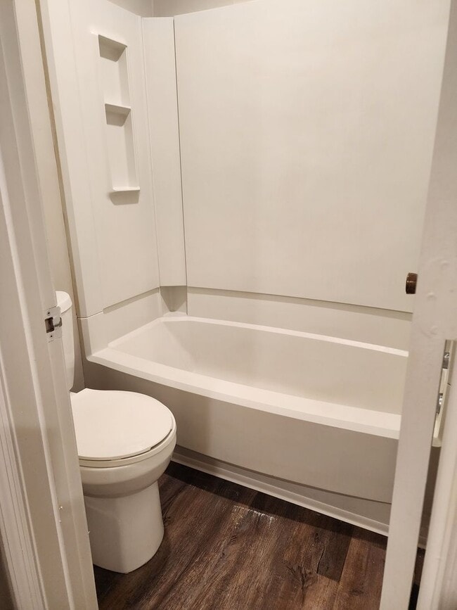 Building Photo - Spacious 2 bedroom 2 bath townhome with walk in closets, fireplace, and washer/ dryer included.