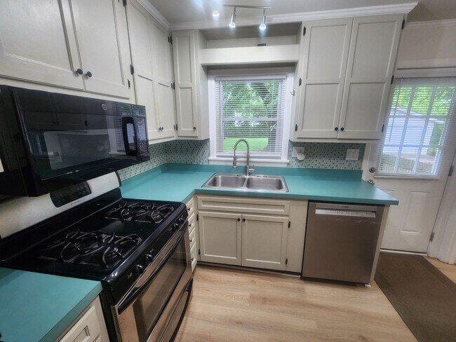 Building Photo - Beautiful and spacious 3 bedroom 1 bath ho...