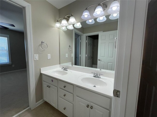Building Photo - 2871 Royston Dr