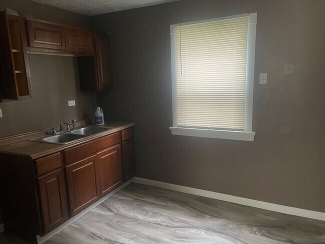 Building Photo - Charming 3-Bedroom Single-Family in Cleveland – Spacious, Comfortable & Move-In Ready!