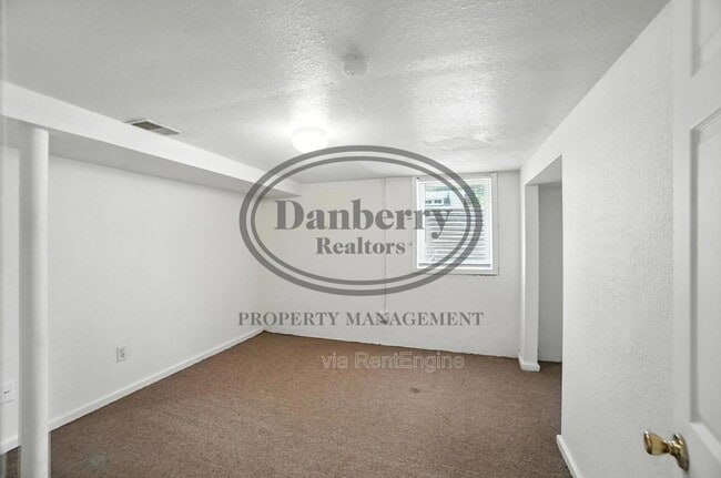 Building Photo - 822 Searles Rd