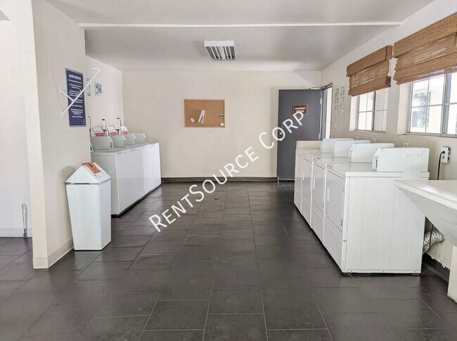Building Photo - 5525 Canoga Ave