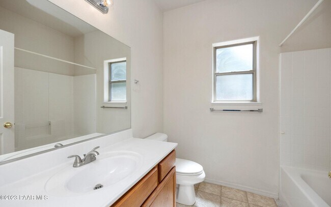 Building Photo - 5638 N Ardmore Ave